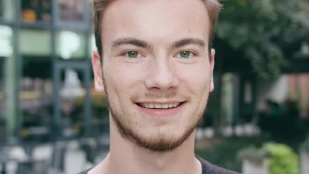 Homem de cabelos vermelhos com barba sorrindo na cidade — Vídeo de Stock
