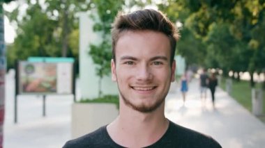 Kasabada gülümseyen sakallı kızıl saçlı adam.