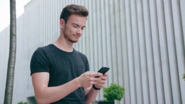 Kasabada bir telefonu kullanarak sakallı