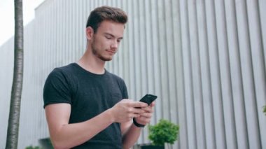 Kasabada bir telefonu kullanarak sakallı