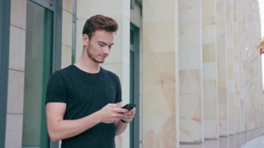 Kasabada bir telefonu kullanarak sakallı
