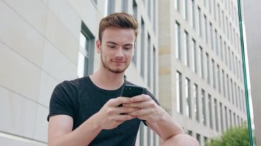 Kasabada bir telefonu kullanarak sakallı