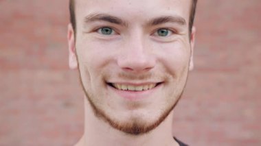 Gülümseyen sakalı Kızıl saçlı bir adamla Close-up