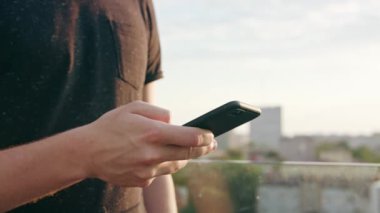 Close-up Mans açık havada bir telefon kullanarak ele