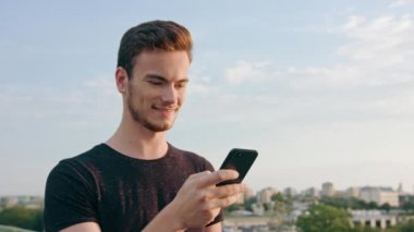 Sokak şehirde bir telefonu kullanarak bir sakallı bir adam. Orta atış. Yumuşak odak