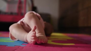 Küçük bebek ayakları yerde yatarken Close-up
