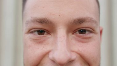 Yakın çekim, bir adamın gözleri ve burun