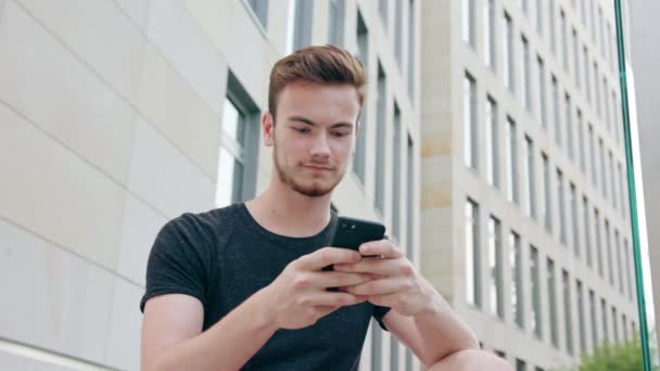 Muž s vousy pomocí telefonu ve městě — Stock video