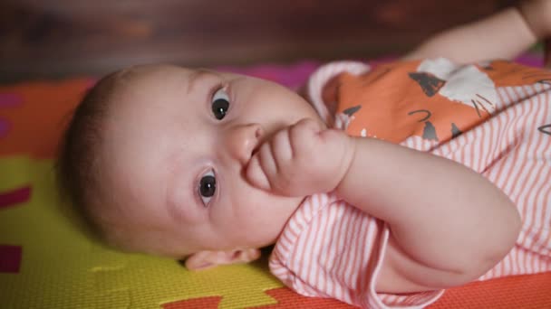 Pequeño bebé acostado en el suelo — Vídeos de Stock