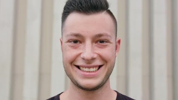 Hombre de pelo oscuro con barba sonriendo — Vídeos de Stock