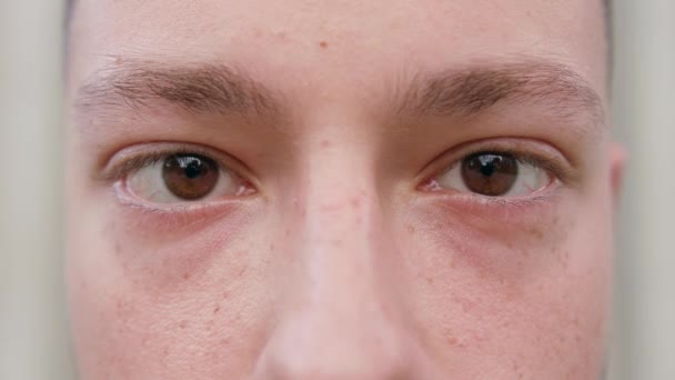 Close-up van een Mans ogen — Stockvideo