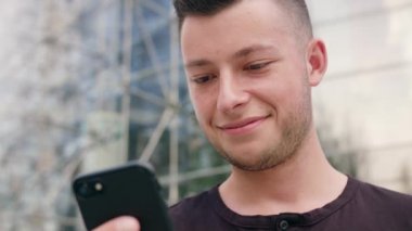 Kasabada bir telefonu kullanarak sakallı