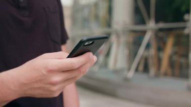 Close-up Mans açık havada bir telefon kullanarak ele
