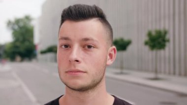 Kasabada gülümseyen sakallı esmer adam