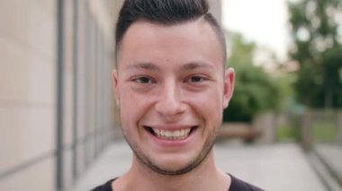 Kasabada gülümseyen sakallı esmer adam