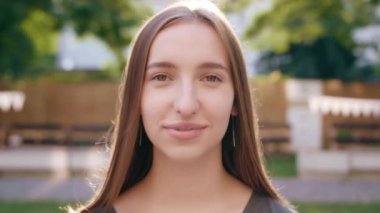 Şehirde mutlu gülümseyen kadın