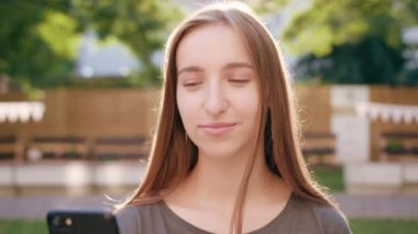 Genç Bayan kasabada bir telefon kullanma