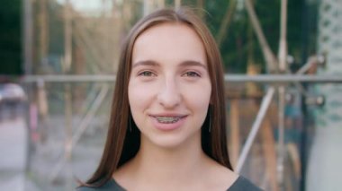 Şehirde mutlu gülümseyen kadın