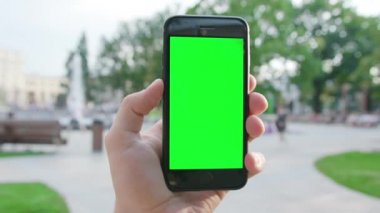 Yeşil Ekranlı Telefonu Tutan Bir El