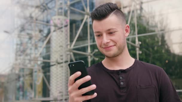 Homem com barba usando um telefone na cidade — Vídeo de Stock