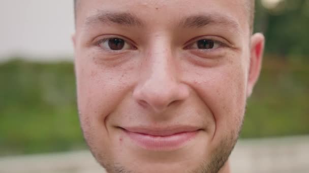 Mörkhårig Man med skägg leende i stan — Stockvideo