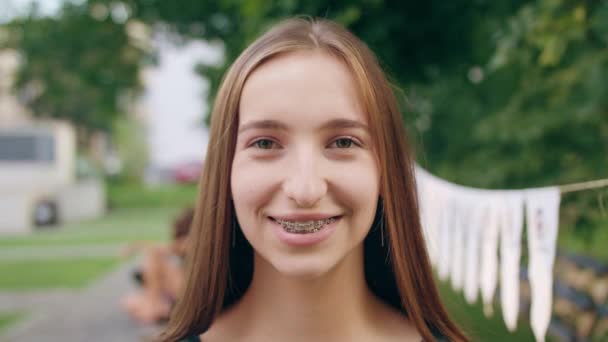 Mujer sonriente feliz en la ciudad — Vídeos de Stock