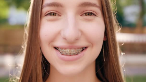 Mujer sonriente feliz en la ciudad — Vídeo de stock