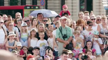 Şehirdeki kameralarla kişilik bir kalabalık