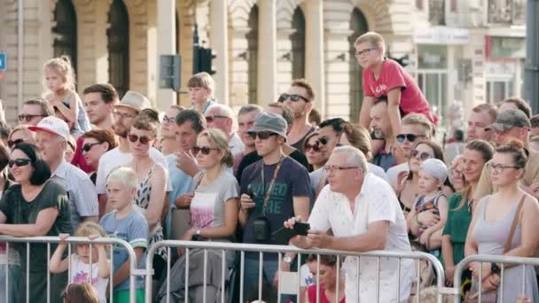 Menschenmenge mit Kameras in der Stadt — Stockvideo