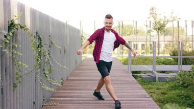 genç adam sokakta dans