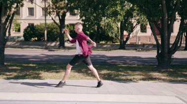 genç adam sokakta dans