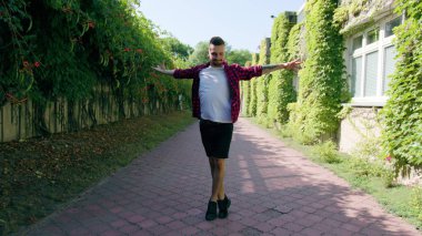 genç adam sokakta dans
