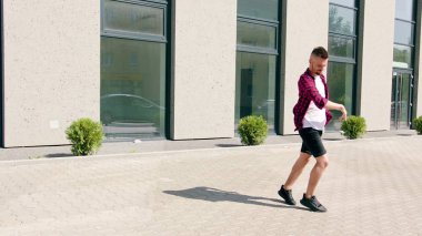 genç adam sokakta dans