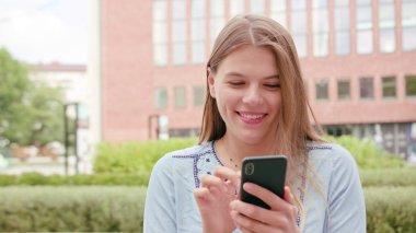 Genç Bayan kasabada bir telefon kullanma