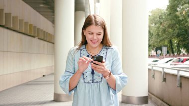 Genç Bayan kasabada bir telefon kullanma