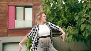 Sokakta dans eden genç bir kadın.