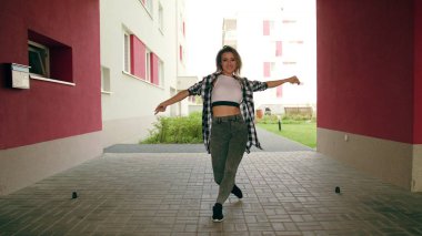 Genç kadın dışarıda dans