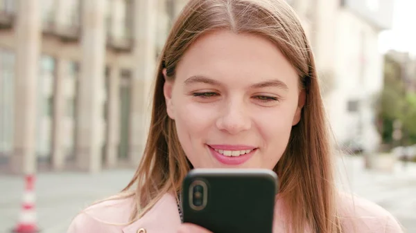 Девушка, использующая телефон в городе — стоковое фото