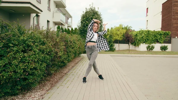 Sokakta dans eden genç bir kadın.