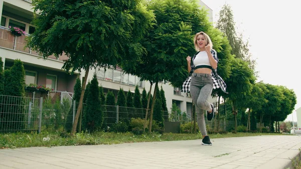 Молода жінка танцює на вулиці — стокове фото