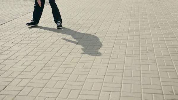 Mladý muž v černém breakdance — Stock fotografie