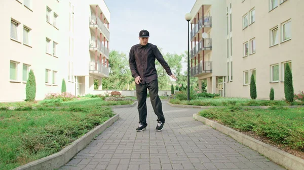 Joven hombre en negro Breakdancing — Foto de Stock