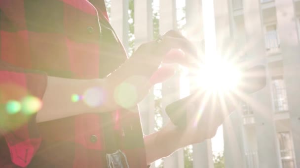 Närbild av kvinnans händer använder en telefon utomhus — Stockvideo