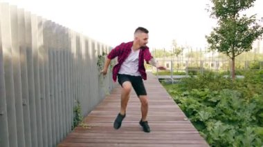 genç adam sokakta dans