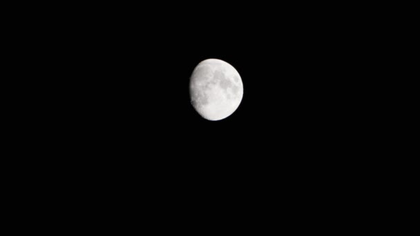 Una toma en tiempo real de la luna nueva por la noche — Vídeo de stock