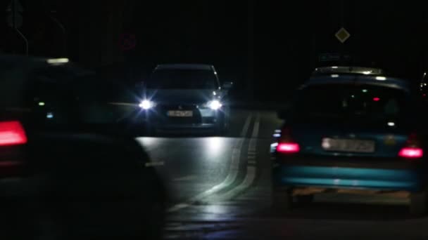Автомобили на дороге в ночное время — стоковое видео