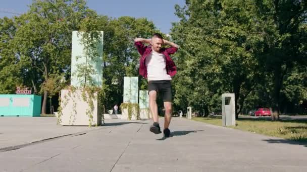 Молодий чоловік танцює на вулиці — стокове відео