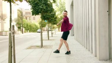 Genç bir adam sokakta dans giymiş. Ufak bir olasılık. Dolly vurdu