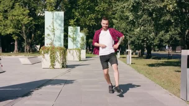 Junger Mann tanzt auf der Straße — Stockvideo