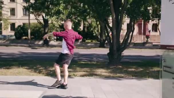 Junger Mann tanzt auf der Straße — Stockvideo